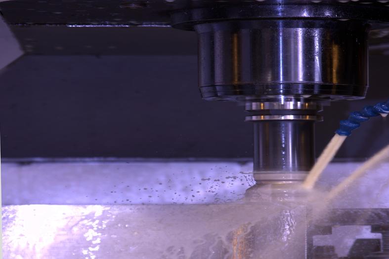 High-speed CNC milling process, coolant spraying during precision machining